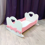 Кроватка для кукол качалка деревянная (подходит для больших кукол 49 см). Цвет белый с розовым. Арт. KMO-21K